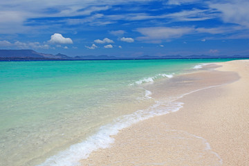 美しく透き通った波