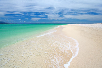 白い砂浜に打ち寄せる透明な波