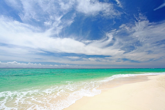 真っ白い砂浜とエメラルドグリーンの海