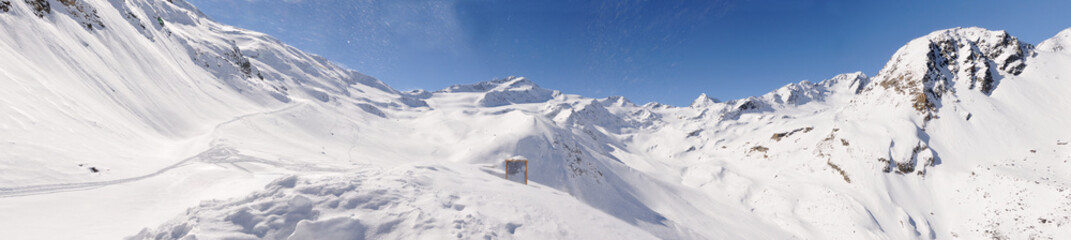 Fototapeta na wymiar Panoramiczny ściegu zimą krajobraz w wysokiej Val Martello