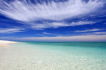 ナガンヌ島の澄んだ海と真っ白い雲