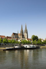 Fototapeta na wymiar Uferpromenade in Regensburg