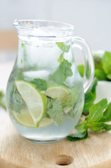 drink with lime and mint
