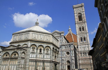 Fototapeta na wymiar dzwonnica i chrzcielnica, Duomo