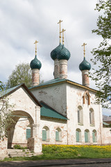 Fototapeta na wymiar Russia, Yaroslavl. Church of Nicholas Chopped city