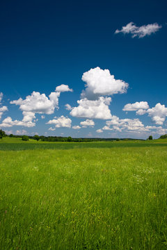 Fr&uuml;hling/Sommer Landschaft mit Wolken