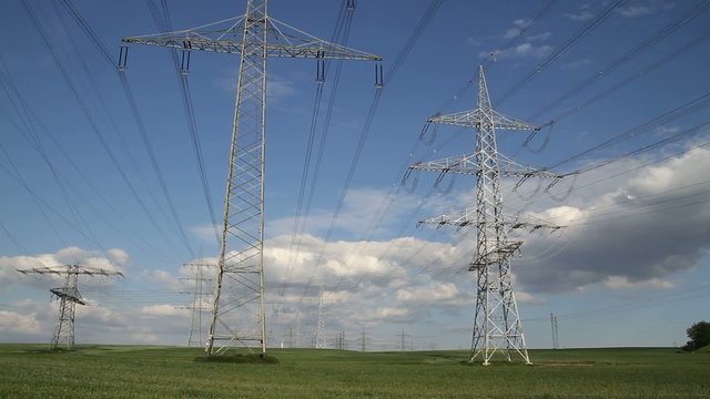 Hochspannungsleitung vor blauem Wolkenhintergrund