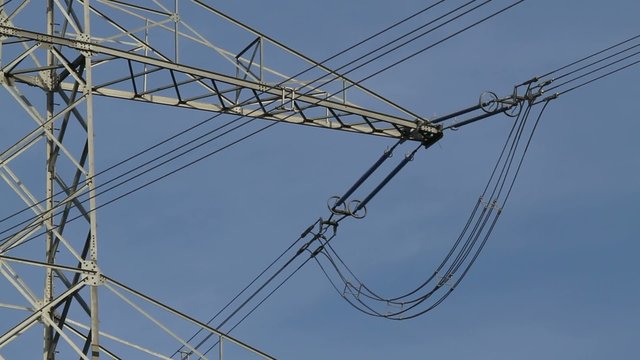 Hochspannungsmast, Schwenk &uuml;ber Traverse