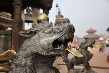 Fototapeta na wymiar Bhaktapur mistyczny posąg lwa, Nepal