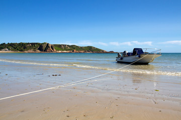 Motorboot in der St. Brelade's Bay, Jersey, UK