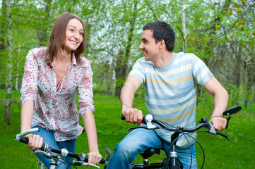 Obraz premium Happy young couple riding bicycles