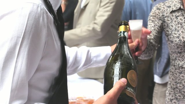 Cameriere versa il prosecco