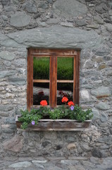 Fototapeta na wymiar Fenster an einem Haus in den Alpen