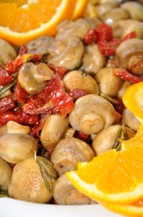 Antipastiteller mit Champignons und Orangen