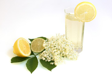 Holundersaft mit Zitrone