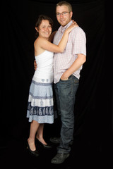 Jeune couple sur fond noir