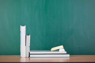 bücher vor der schultafel