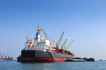 Obraz premium Large container ship in the sea