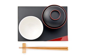 白背景に並べられた和食器