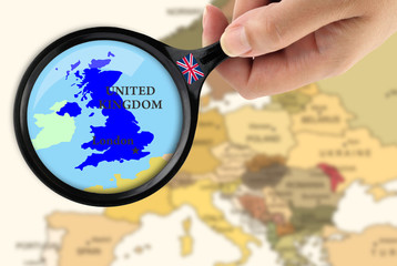 Obraz premium Magnifying glass over a map of United Kingdom