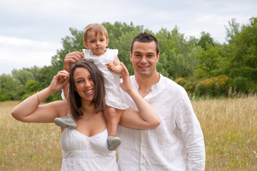 portrait d'une jolie famille souriante