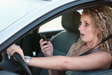 Fototapeta na wymiar Reading SMS while driving car