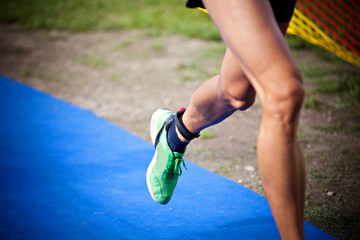 Trainierte Beine eines Sportlers beim Sprinten während eines Triathlon Wettkampfs