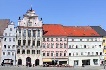 Fototapeta na wymiar Häuserzeile mit Rathaus