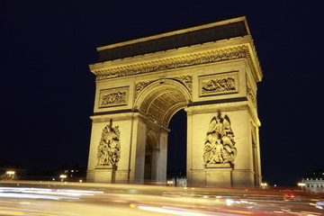 Fototapeta na wymiar Arc w Paryżu Arc de triumf, Wgląd nocy z samochodu światła szlak