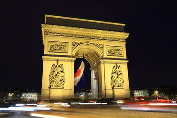 Fototapeta na wymiar Arc w Paryżu Arc de triumf, Wgląd nocy z samochodu światła szlak