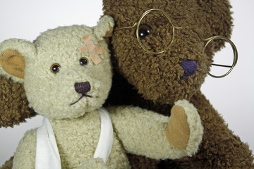Verletzter Teddy mit Freund