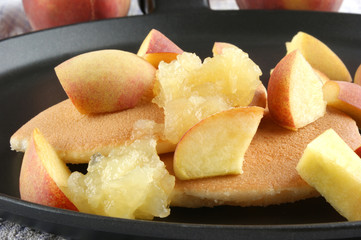 hausgemachter Pfannkuchen mit kleinen Apfelstücken