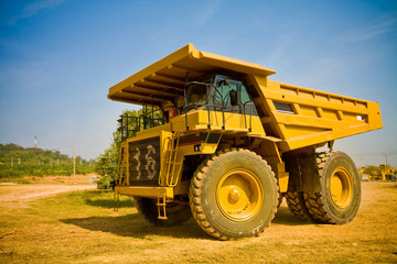 Obraz premium yellow truck