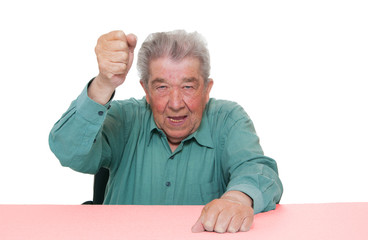 Senior haut vor Wut auf den Tisch
