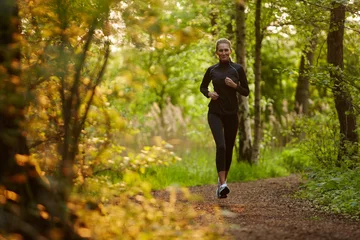 Crédence de cuisine en verre imprimé Jogging Jeune femme jogging dans la forêt