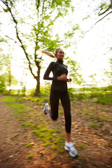 Junge Frau beim Joggen im Wald