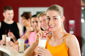 Leute trinken Eiweißshakes