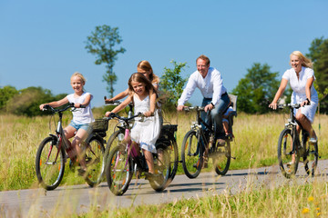 Familie fährt Fahrrad im Sommer