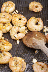 Shrimps mit Olivenöl und Knoblauch in der Pfanne