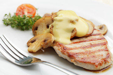 Schweinerückensteak mit Champignons und Sauce Hollandaise