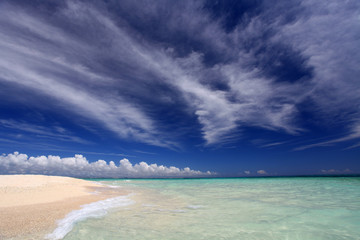 ナガンヌ島の透明な海と白い雲