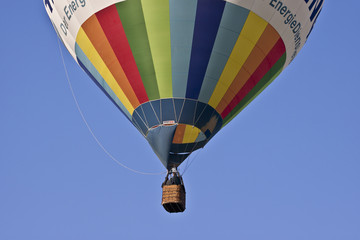 Ballonfahrt in buntem Heissluftballon