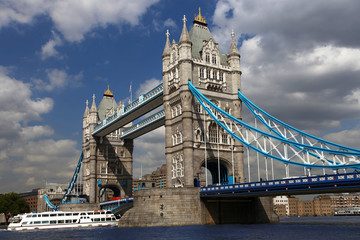 Fototapeta na wymiar Tower Bridge with city cruise in London, UK