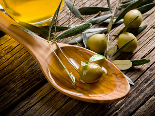 olive oil over wood spoon