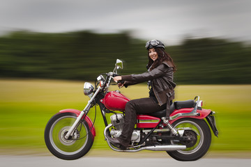 junge Frau am Motorrad fahren