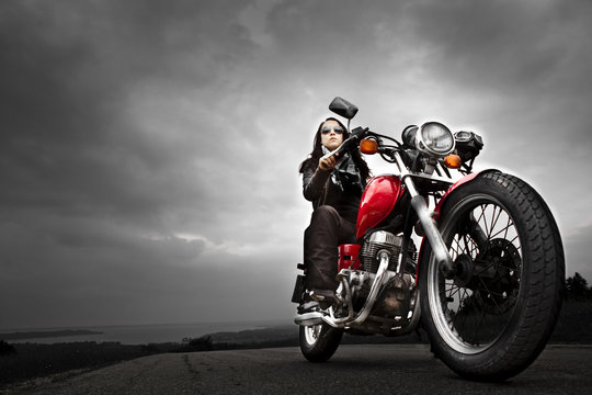 Frau auf rotem Motorrad