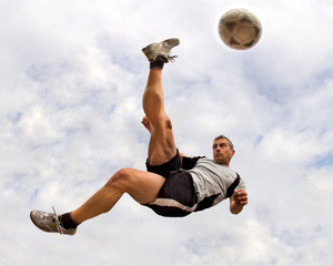 Fußballer beim Fallrückzieher