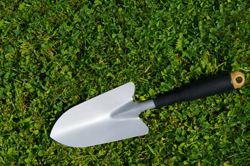 Schaufel auf der Wiese