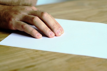 Obraz premium Hand mit Papier