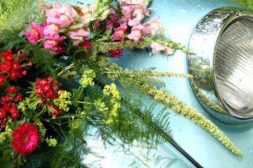 Blumenschmuck am Auto zur Hochzeit